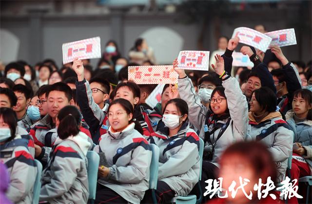 2025新澳门正版免费挂牌灯牌:精选解释解析落实